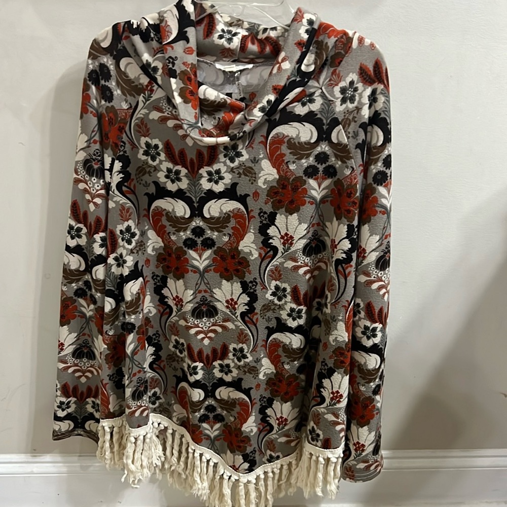 Women’s boutique brand Entro turtle neck tunic. Size large.
